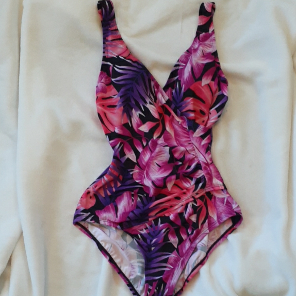 EUC One piece swimsuit, beautiful colors, size 6